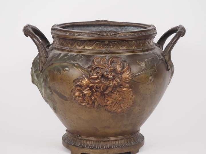 JOUANT.  Grand cache pot Napoléon III en métal patiné , à décor en rel