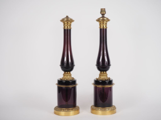 Vente aux enchères Paire de lampes balustres en verre mauve translucide. Monture en bronz