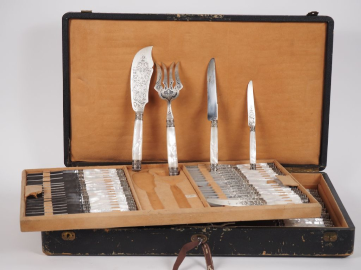 Dans leur écrin d'origine, ensemble de couverts Napoléon III comprenan