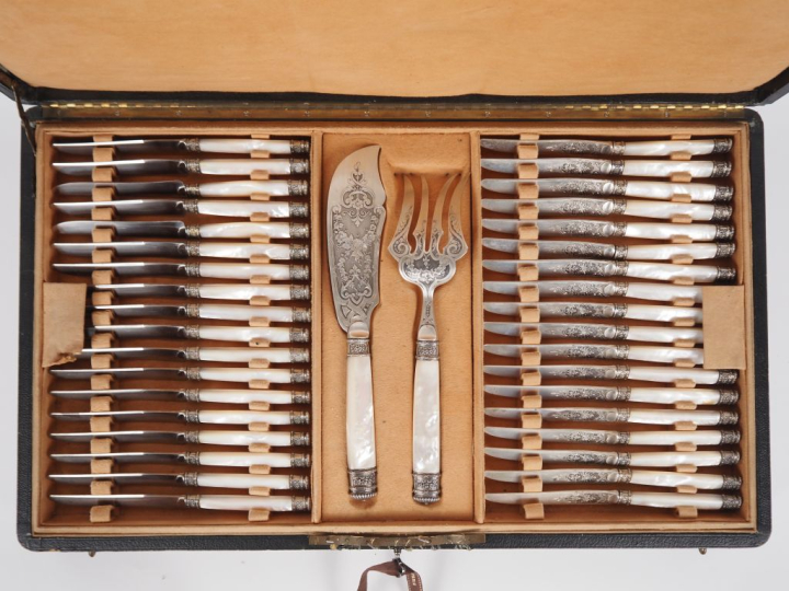 Dans leur écrin d'origine, ensemble de couverts Napoléon III comprenan