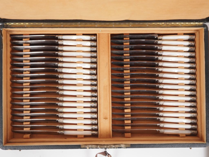 Dans leur écrin d'origine, ensemble de couverts Napoléon III comprenan