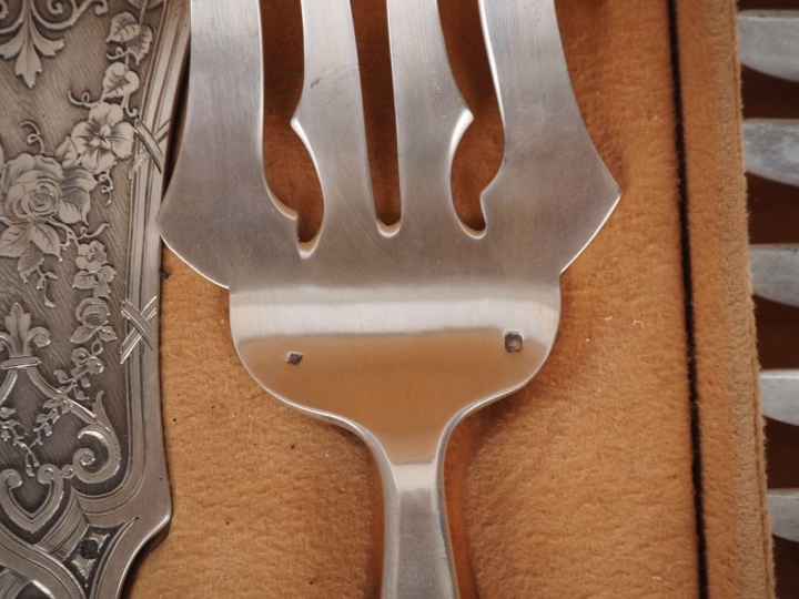 Dans leur écrin d'origine, ensemble de couverts Napoléon III comprenan