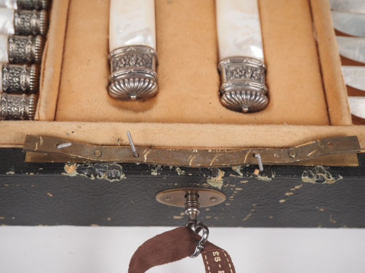 Dans leur écrin d'origine, ensemble de couverts Napoléon III comprenan