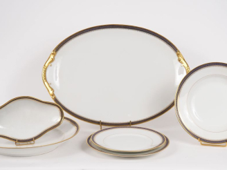 Vente aux enchères Partie de service de table en porcelaine de Limoges à décor de liseré,
