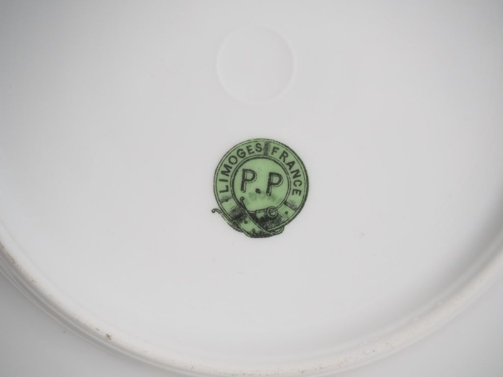 Partie de service de table en porcelaine de Limoges à décor de liseré,