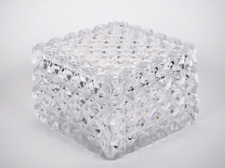 Coffret en cristal taillé à décor de croisillons.  Dim. 10,5 x 14,5 x 