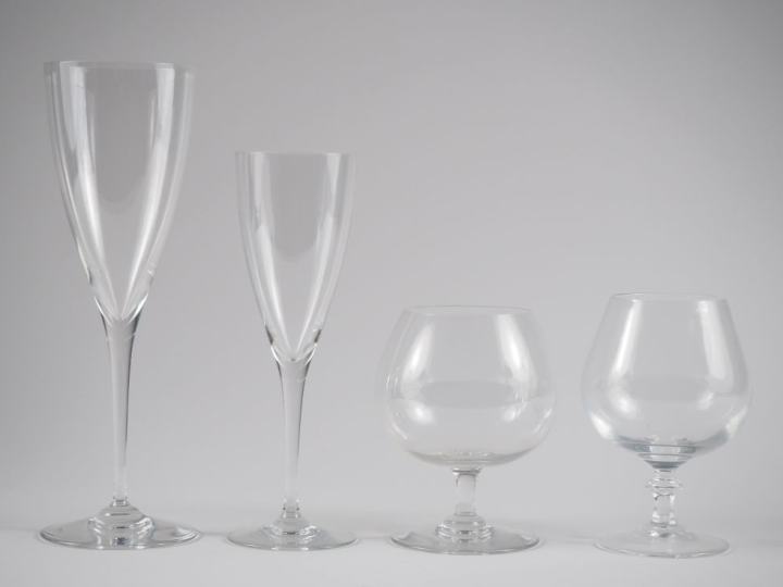 BACCARAT.  9 flutes à champagne 8 verres à cognac On y joint : 8 flute