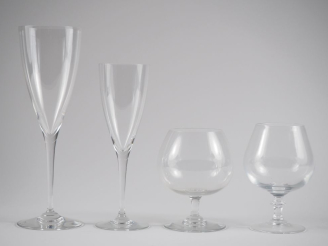 Vente aux enchères BACCARAT.  9 flutes à champagne 8 verres à cognac On y joint : 8 flute