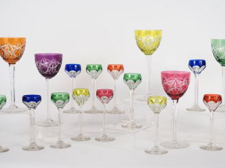 Vente aux enchères 12 verres à liqueur en cristal bicolore  On y joint 5 verres à pied en