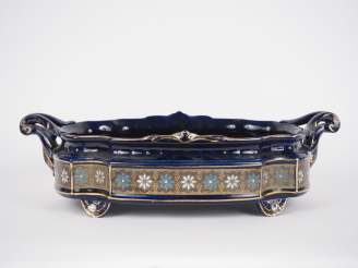 Vente aux enchères Jardinière Napoléon III en céramique émaillée à décor d'une frise de f