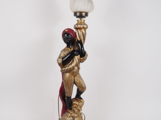 Vente aux enchères Lampe en plâtre polychrome figurant un maure portant une corne d'abond