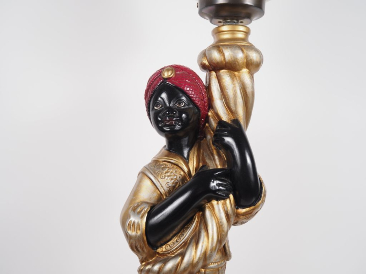 Lampe en plâtre polychrome figurant un maure portant une corne d'abond