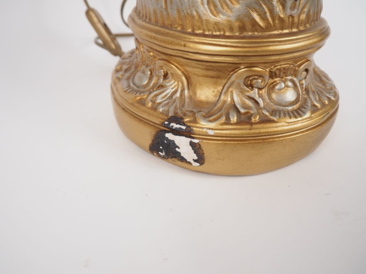 Lampe en plâtre polychrome figurant un maure portant une corne d'abond