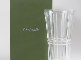 Vente aux enchères CHRISTOFLE. Grand vase en cristal dans sa boîte d'origine.  Signé. H. 