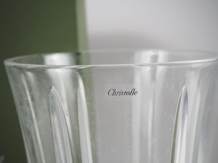 CHRISTOFLE. Grand vase en cristal dans sa boîte d'origine.  Signé. H. 