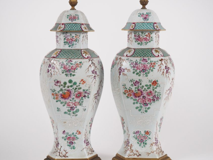 SAMSON. Paire de vases couverts en porcelaine polychrome dans le style