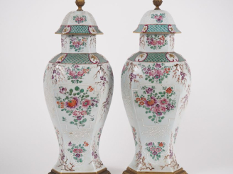 Vente aux enchères SAMSON. Paire de vases couverts en porcelaine polychrome dans le style