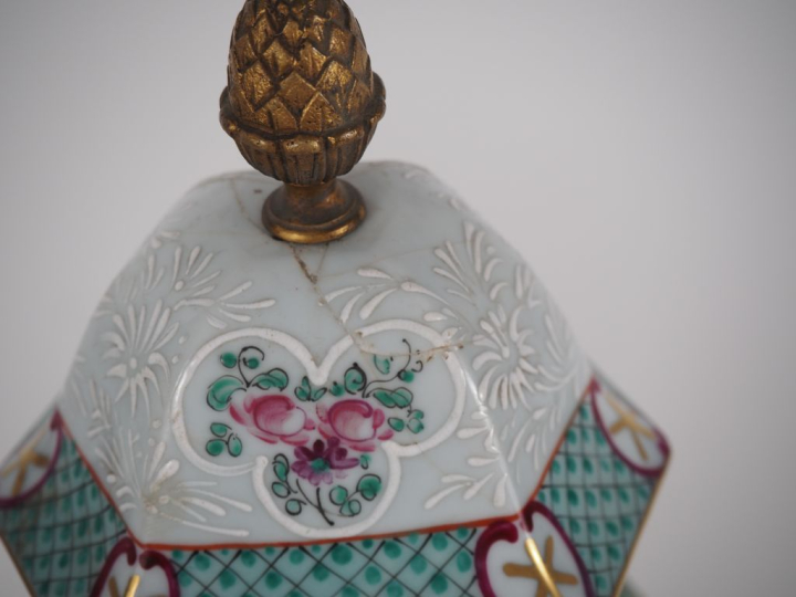 SAMSON. Paire de vases couverts en porcelaine polychrome dans le style