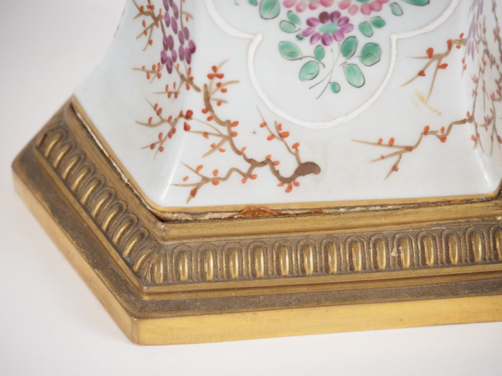 SAMSON. Paire de vases couverts en porcelaine polychrome dans le style