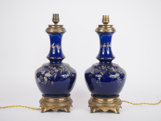 Vente aux enchères Paire de lampes balustre Napoléon III en céramique à décor émaillé pol