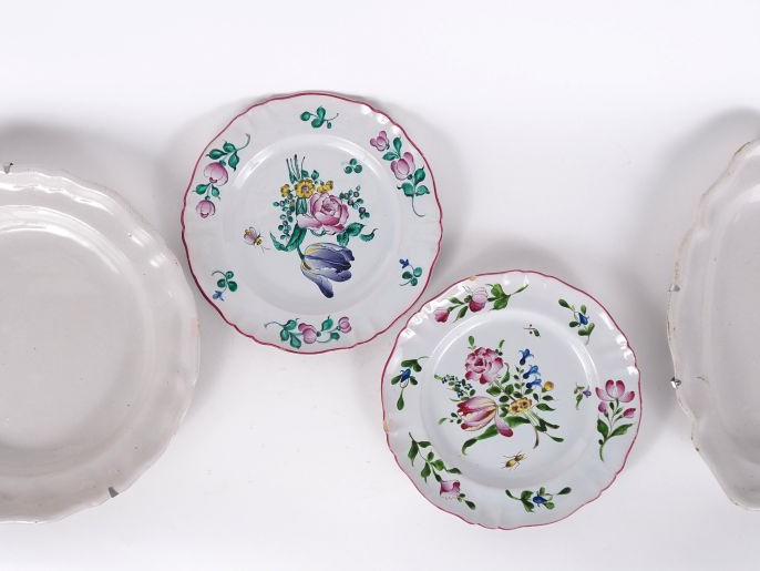 Deux assiettes en faïence de Saint Clément à décor de fleurs polychrom