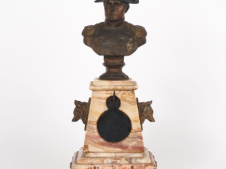 Vente aux enchères Porte-montre Napoléon III en régule polychrome et onyx figurant un por