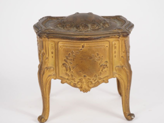 Vente aux enchères Boîte à bijoux en métal doré en forme de commode de style Louis XV.  D