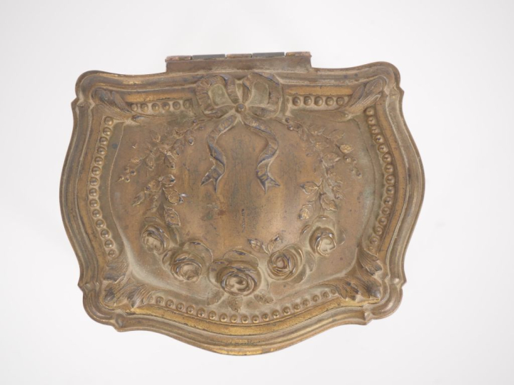 Boîte à bijoux en métal doré en forme de commode de style Louis XV.  D