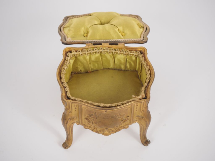 Boîte à bijoux en métal doré en forme de commode de style Louis XV.  D