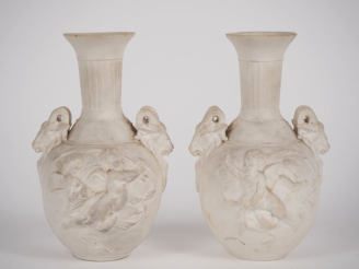Vente aux enchères Paire de vases en biscuit de style Louis XVI à décor d'amours et de bo