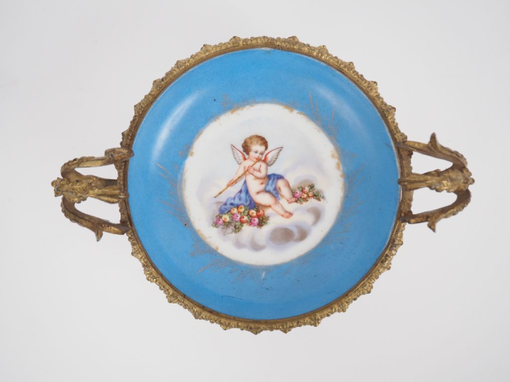 Coupe montée en porcelaine polychrome à décor d'amours.  Monture en mé