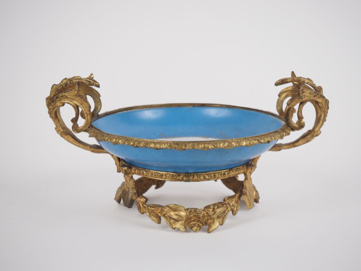 Coupe montée en porcelaine polychrome à décor d'amours.  Monture en mé