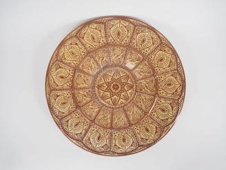 Vente aux enchères Plat cardinal en faïence de style hispano-mauresque.  Diam.  43 cm (pe