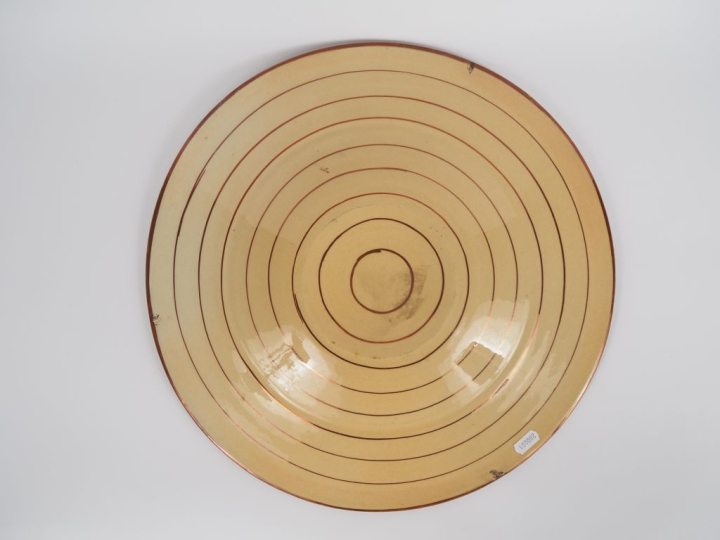 Plat cardinal en faïence de style hispano-mauresque.  Diam.  43 cm (pe