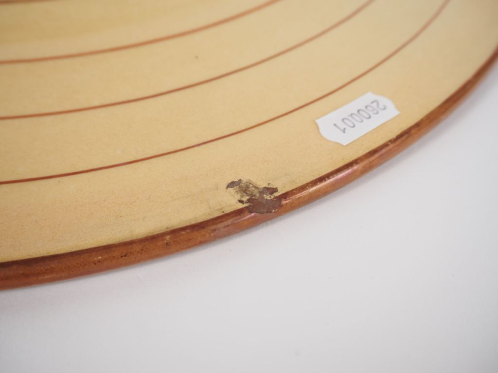 Plat cardinal en faïence de style hispano-mauresque.  Diam.  43 cm (pe