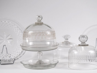 Vente aux enchères Trois différentes cloches à fromage en cristal, un compotier en crista
