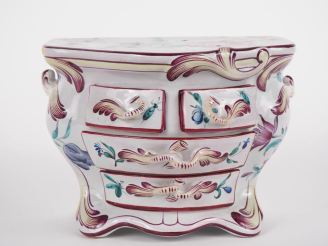 Vente aux enchères SAINT-CLEMENT. Boîte à bijoux en forme de commode Louis XV en faïence 