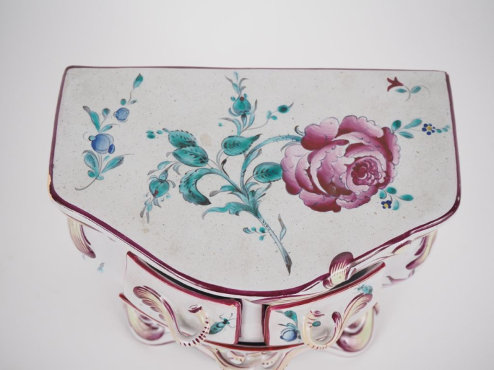 SAINT-CLEMENT. Boîte à bijoux en forme de commode Louis XV en faïence 