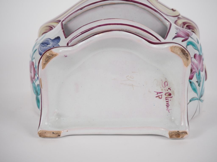 SAINT-CLEMENT. Boîte à bijoux en forme de commode Louis XV en faïence 