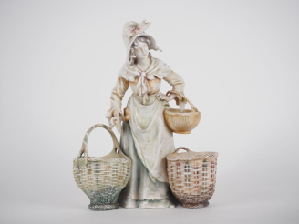 Vente aux enchères Vide poche en porcelaine polychrome figurant une jeune femme au panier