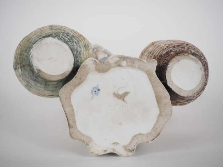 Vide poche en porcelaine polychrome figurant une jeune femme au panier