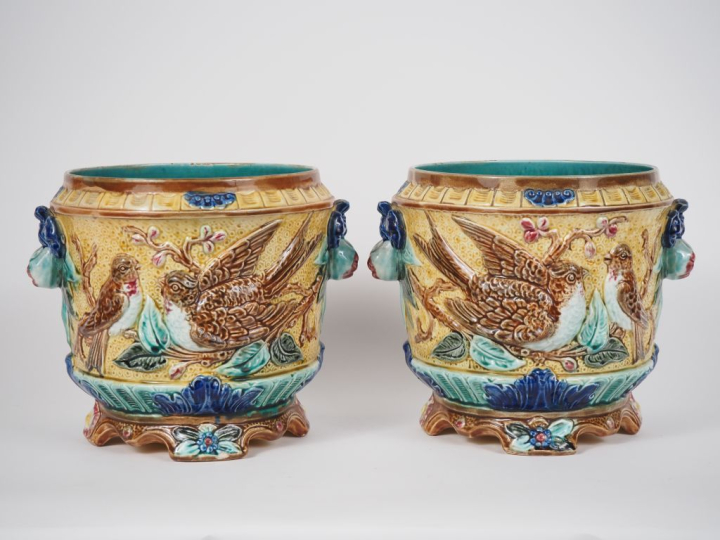 Paire de cache-pots 1900 en barbotine à décor polychrome d'oiseaux et 