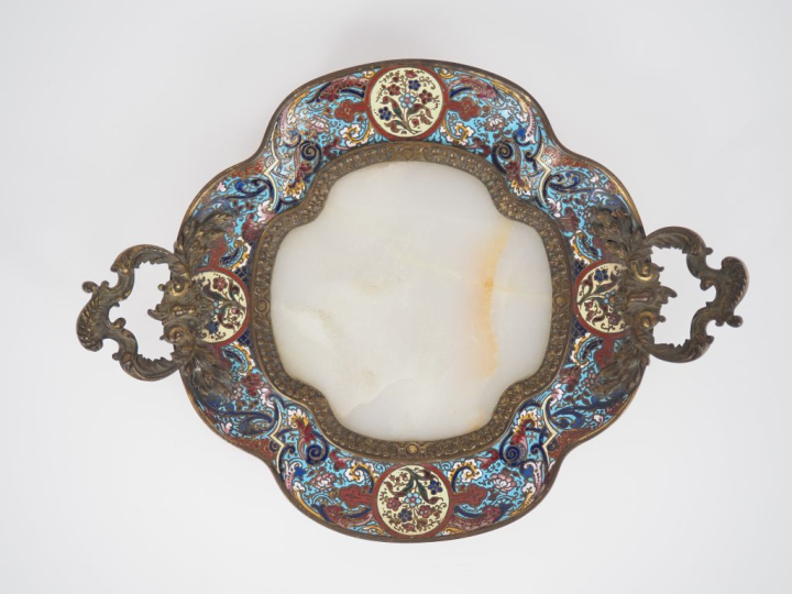 Présentoir Napoléon III en bronze, émaux cloisonnés polychromes et ony