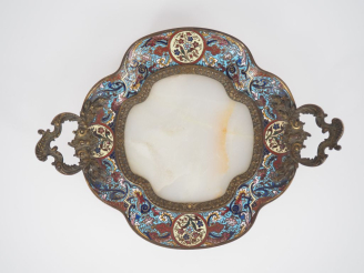 Vente aux enchères Présentoir Napoléon III en bronze, émaux cloisonnés polychromes et ony