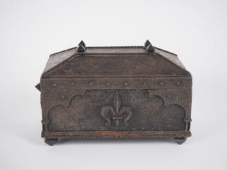 Vente aux enchères Cassette de style Haute Epoque en fer à décor de fleur de Lys. Dim. 16