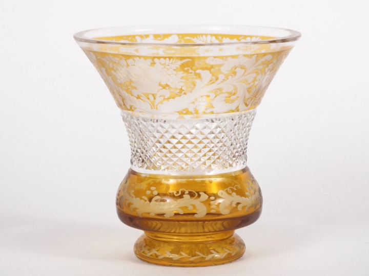 Vase Médicis en cristal de bohème miel ambré et translucide à décor de