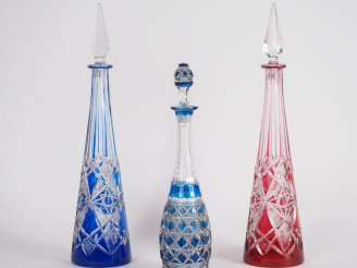Vente aux enchères Paire de flacons et flacon bicolore en cristal taillé à décor de motif