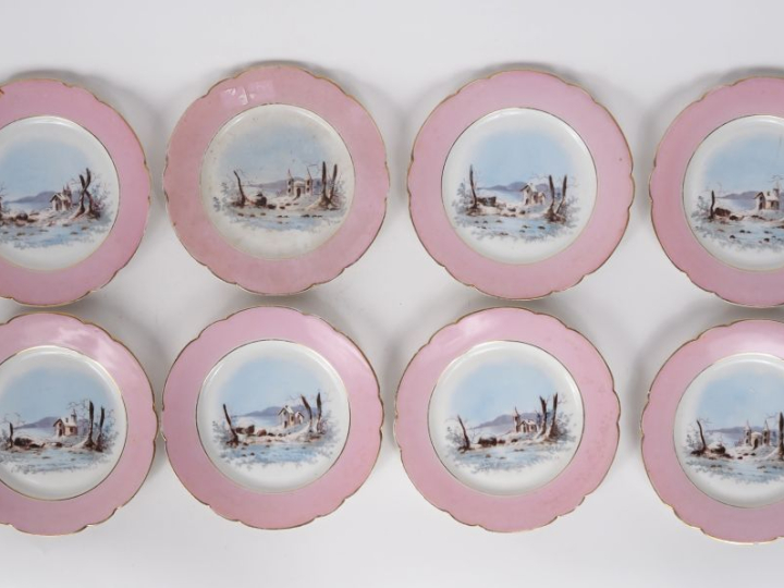 Suite de 8 assiettes à dessert en porcelaine fin XIXème à décor polych