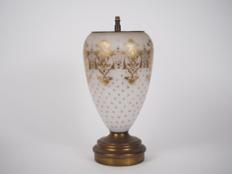 Vente aux enchères Pied de lampe fin XIXème en opaline blanche à décor doré de rinceaux f