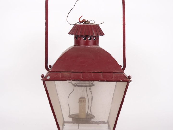 Lanterne en tôle rouge. H. 80 cm